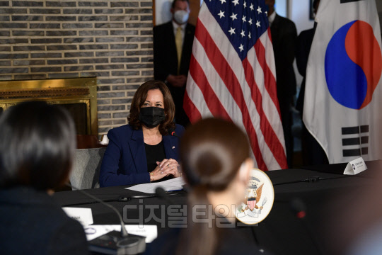 [포토] 대한민국 대표 여성 리더들 만난 카멀라 해리스 부통령